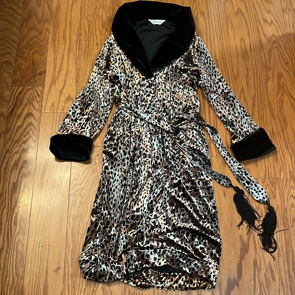 DIAMOND TEA VELVET ANIMAL PRINT WRAP ROBE UNION MADE IN CANADA